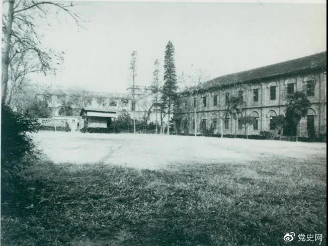 　　1927年3月18日，毛澤東出席在武昌舉行的河南武裝農民代表大會(huì )，并作湖南農運狀況報告。圖為大會(huì )會(huì )場(chǎng)——武昌農講所大操場(chǎng)。