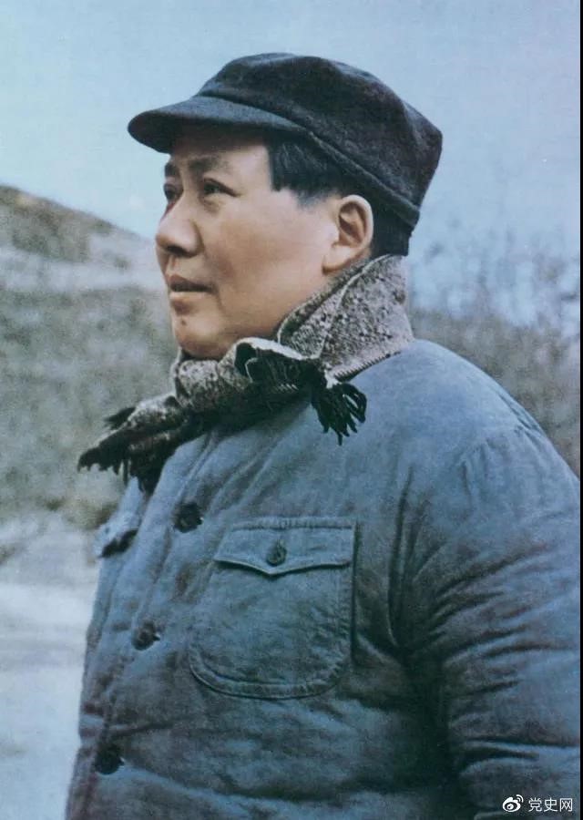 　　1947年3月18日，中共中央機關(guān)主動(dòng)撤離延安。毛澤東和周恩來(lái)、任弼時(shí)等繼續留在陜北，指揮全國人民解放戰爭。這是轉戰陜北前夕的毛澤東。